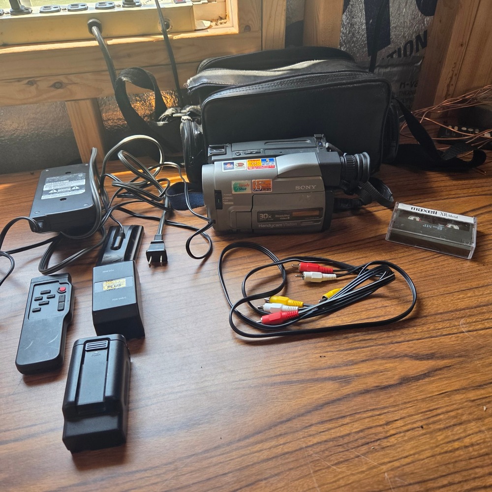 Sony Handycam Vision CCD-TRV52 Video 8 Camcorder Bundle 30x Zoom Untested